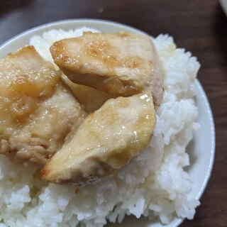 鶏胸肉の醤油漬け乗せご飯